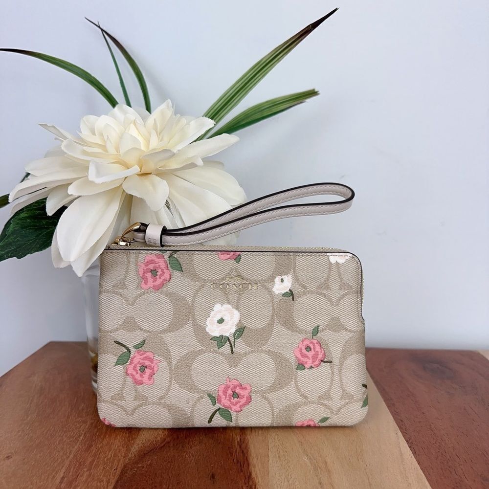NWT Coach Corner‎ Zip Wristlet In Signature Canvas With Floral Print